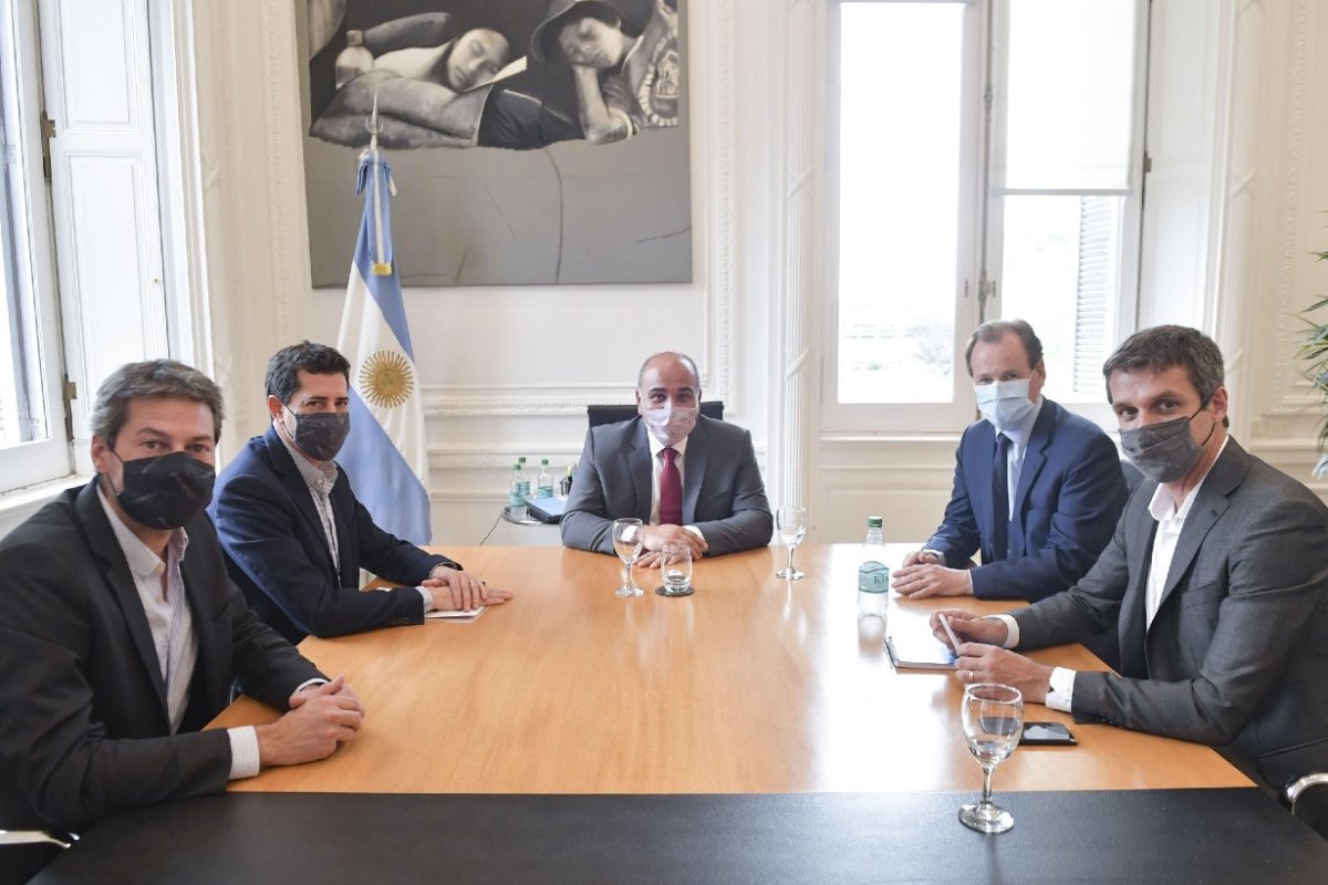 Bordet y Cresto junto a los ministros y Manzur.