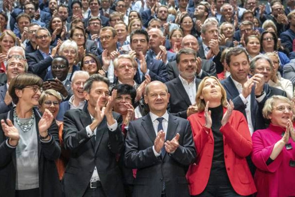 El l&iacute;der del SPD, durante una reuni&oacute;n de su grupo.