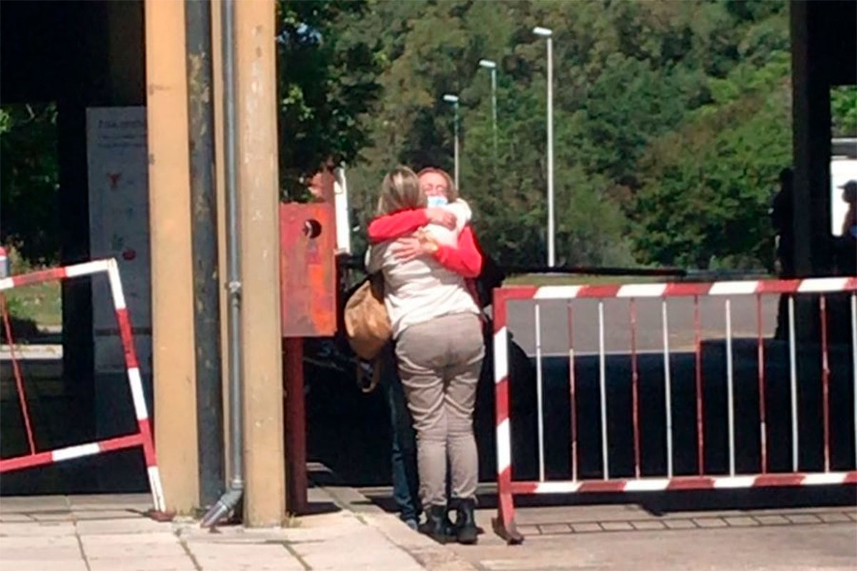 El abrazo que termin&oacute; de derribar el "muro"