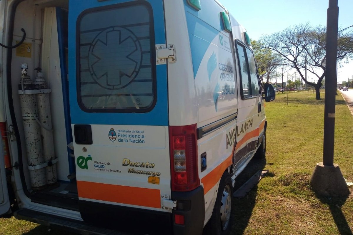 Ambulancia impactada en uno de sus laterales.