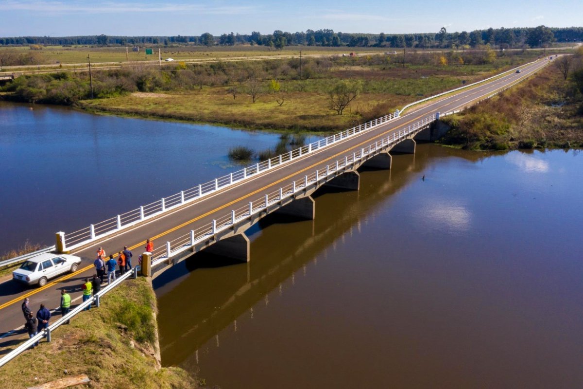 Sobre la ruta 26, otro puente atraviesa el arroyo.