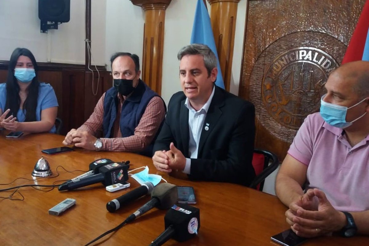 Walser junto a su vice y ediles oficialistas.