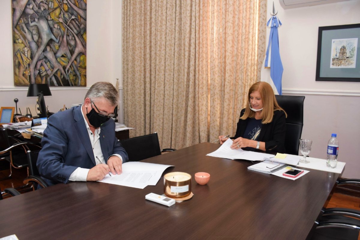 Canavesio junto a la ministra Romero.