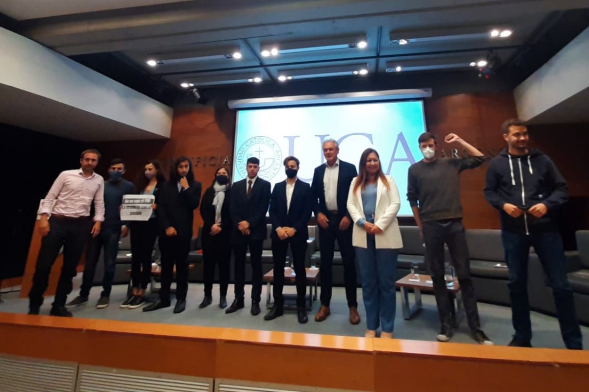 Candidatos y organizadores, en UCA Paran&aacute;.