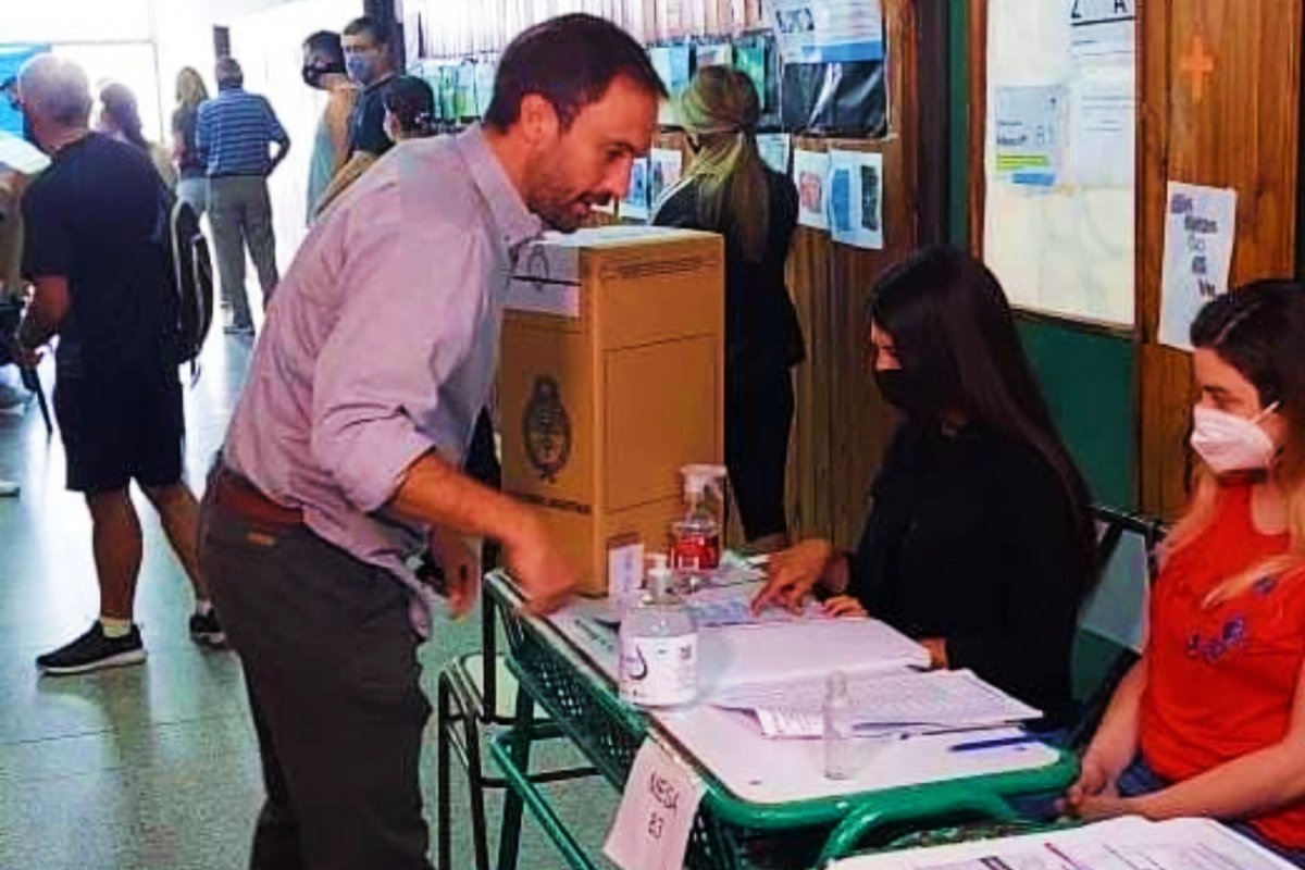 Rossi vot&oacute; en la escuela "Jauretche" de Paran&aacute;.