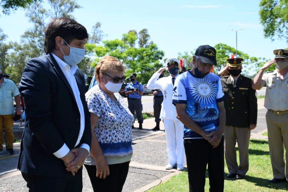 Los padres del capit&aacute;n junto al jefe de Gabinete.