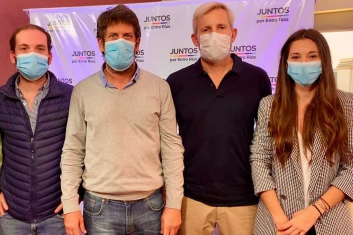 Sastre junto a Caminal, Frigerio y Ballejos.