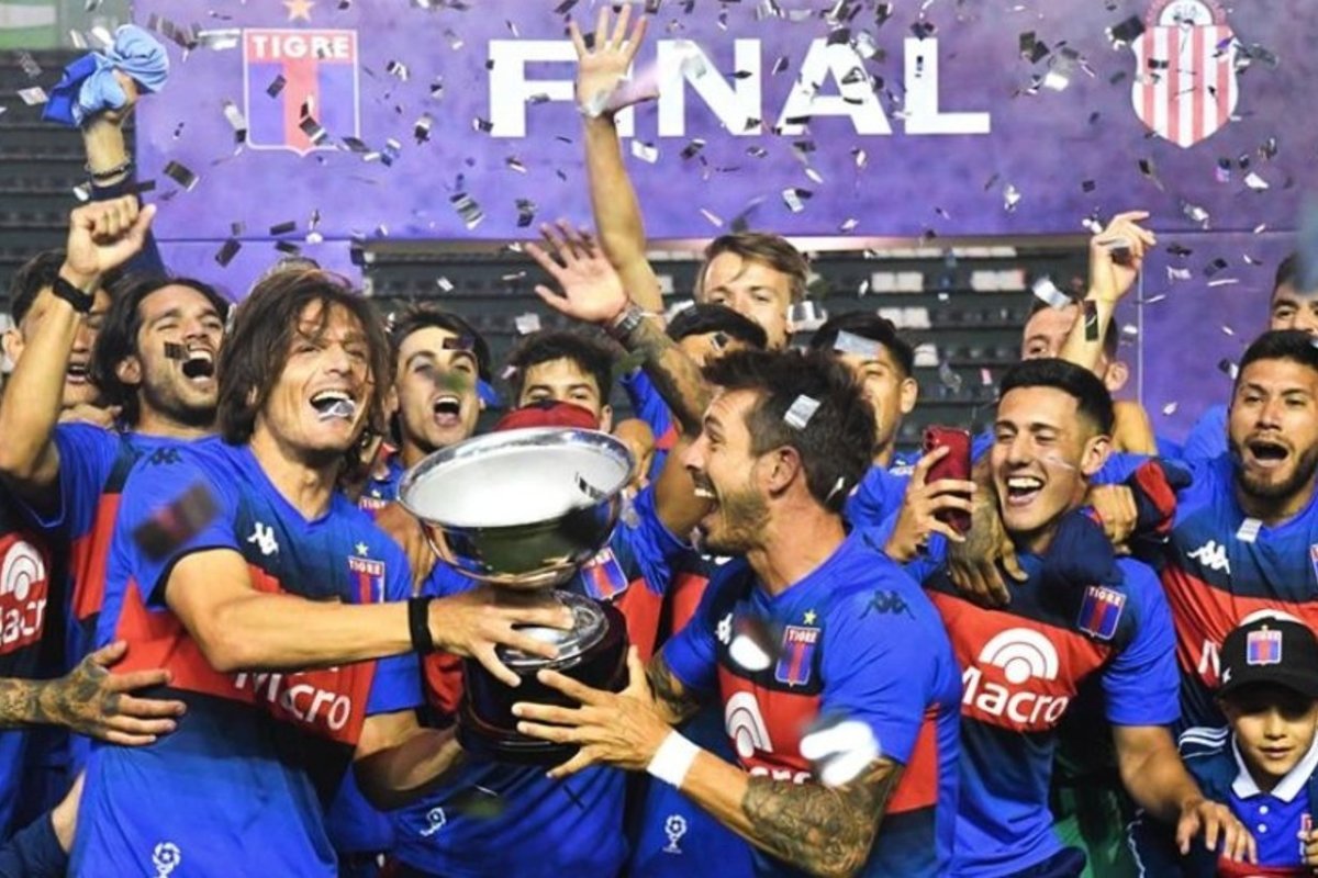 Pr&eacute;diger levanta el trofeo junto a Galmarini