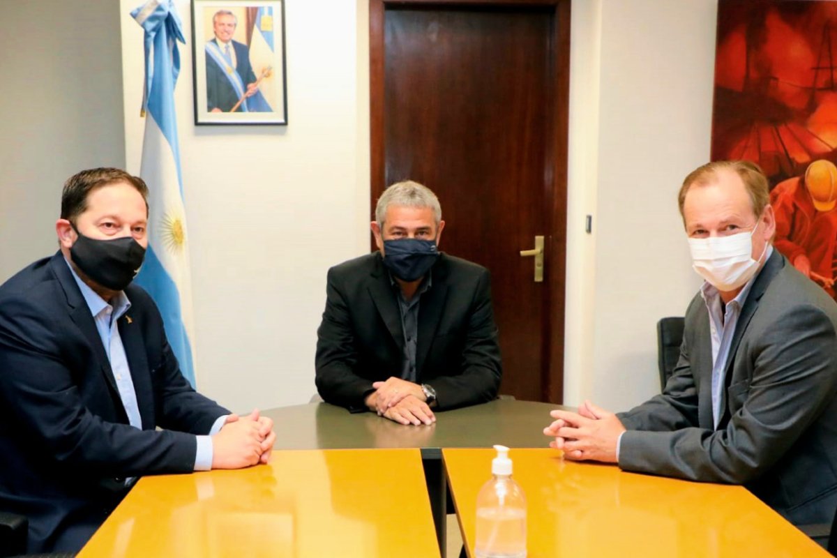 Dos entrerrianos con el ministro, este jueves.