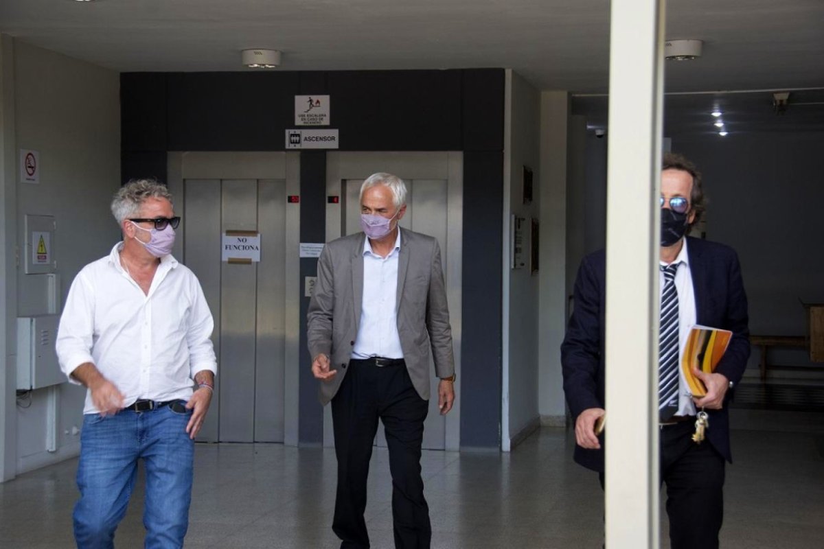 Hugo Mars&oacute;, de saco gris, Gerardo Caruso y Fouces