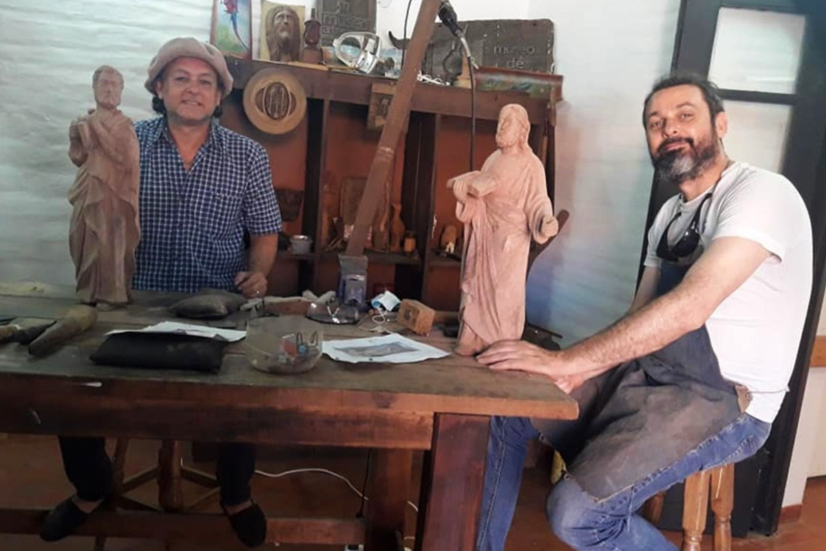 Sergio y Gonzalo, tallando a San Pedro y San Pablo