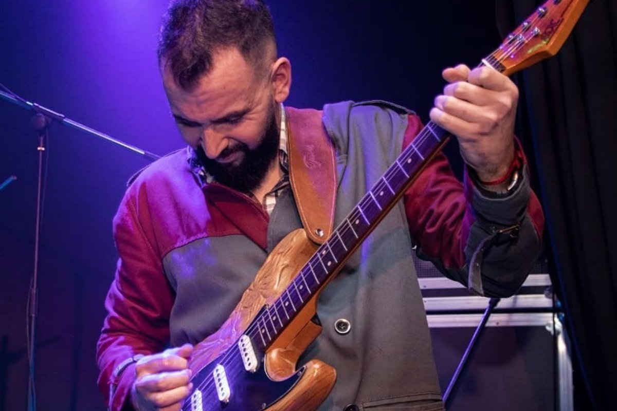 Esa guitarra a&uacute;n no fue recuperada.