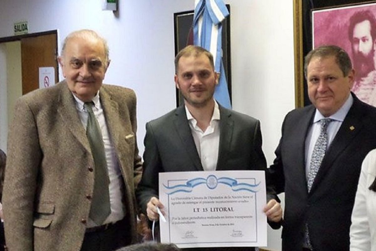 Demonte (centro) recibe un reconocimiento a LT15.