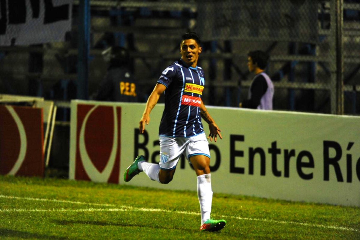 Celebrando su gol con el Decano ante Mor&oacute;n.