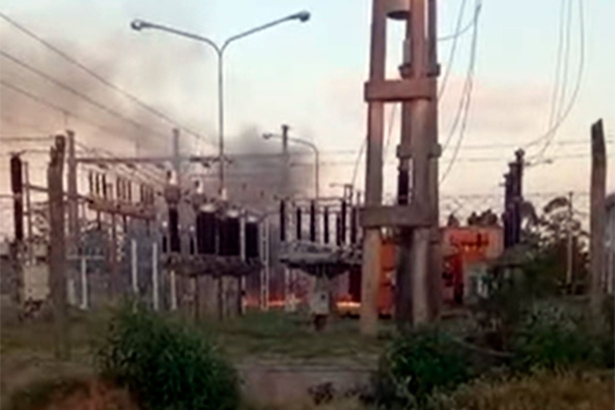 El transformador explot&oacute; y se incendi&oacute;
