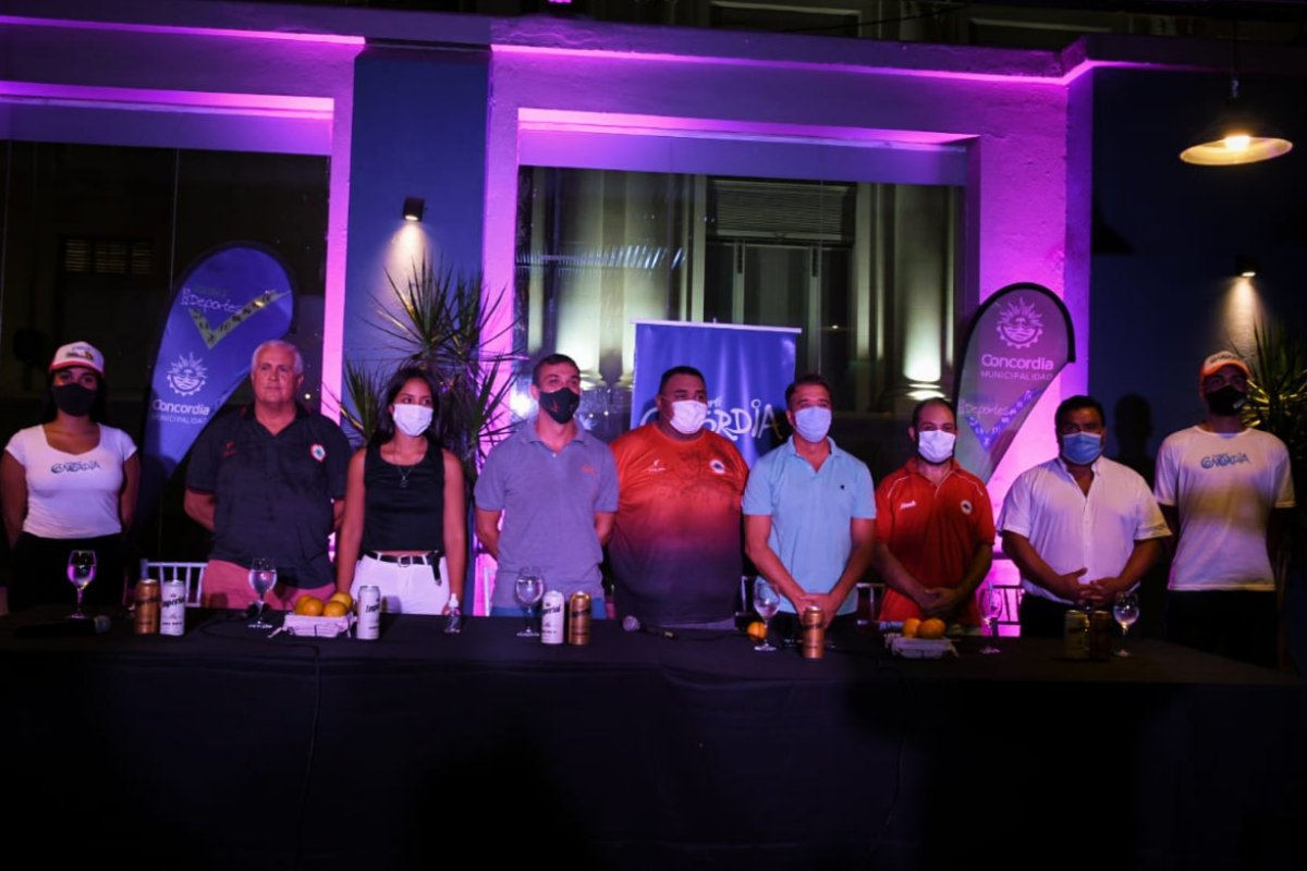 La conferencia de prensa se realiz&oacute; anoche.