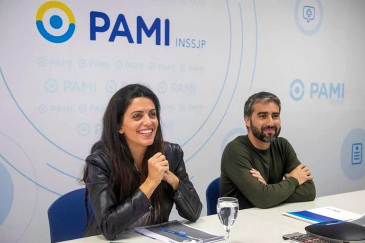 1 y 2 de PAMI, en el centro de la escena.