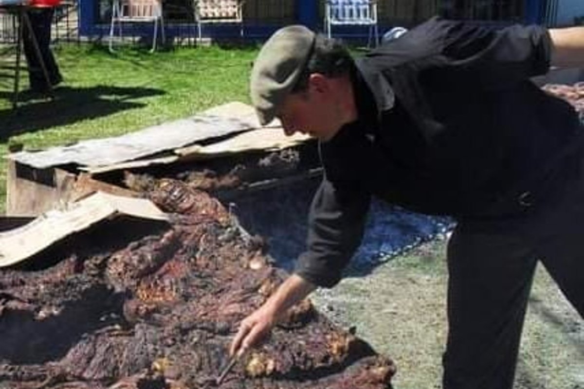 En su rol de asador, otra de sus facetas.