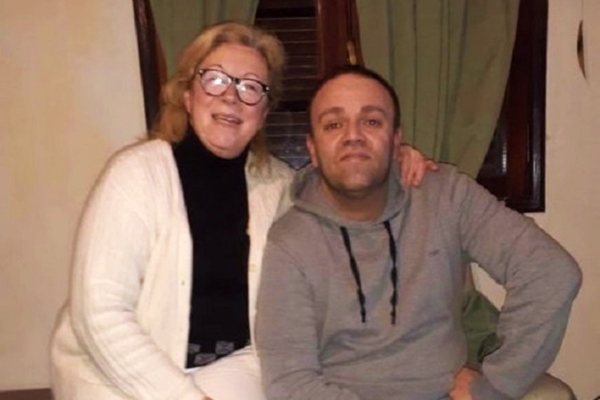 Emanuel Baiz junto a su mam&aacute;, asesinada en 2021.