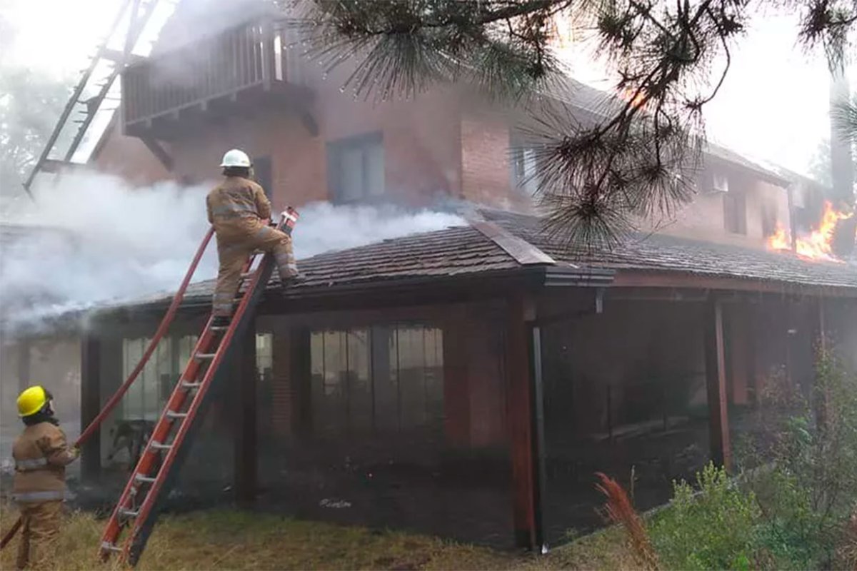 El hotel incendiado por uno de sus due&ntilde;os