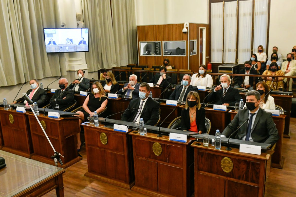 Mulone, en primera fila junto a Gay y Zavallo.