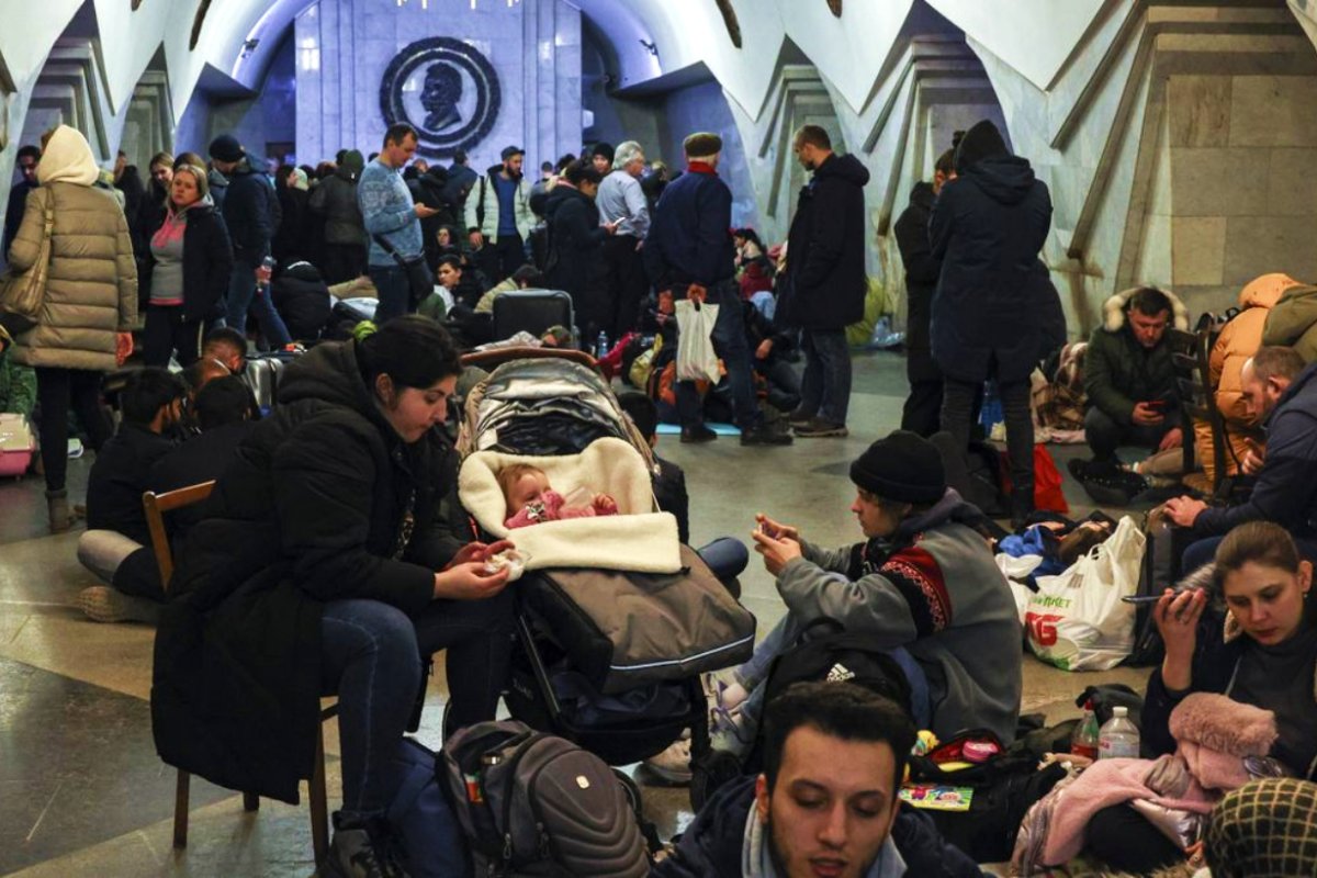 Ucranianos, refugiados en estaci&oacute;n de J&aacute;rkov.