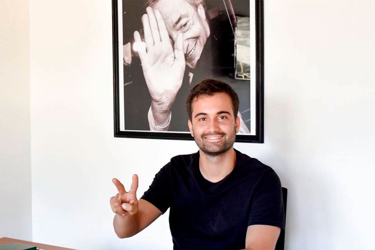 Ledesma y, detr&aacute;s, la imagen de N&eacute;stor Kichner
