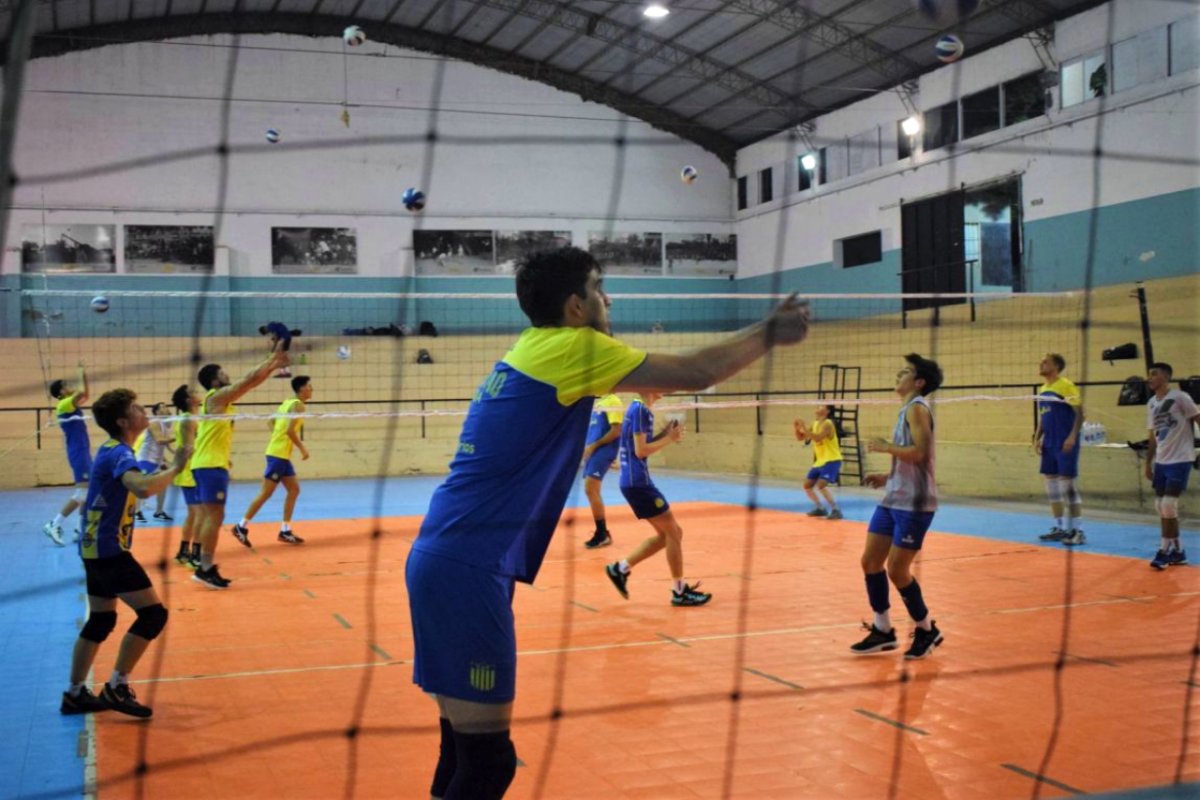 Juveniles entrenaron con el plantel liguista.