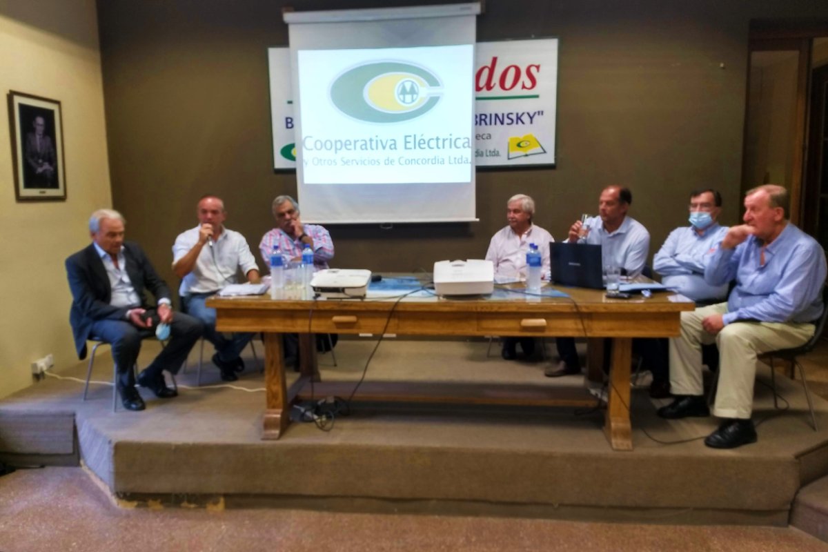 Autoridades de la Cooperativa, en conferencia.