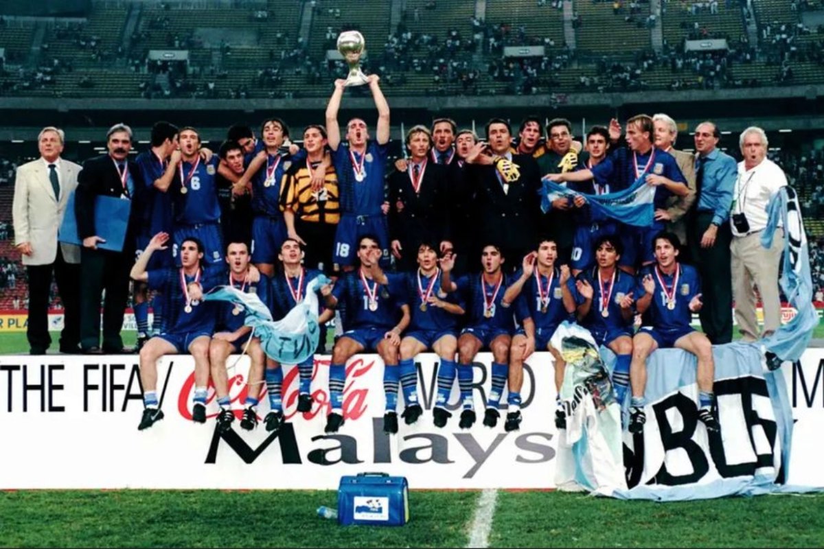 Malasia 97: Scaloni levanta la copa, Jos&eacute; al lado.