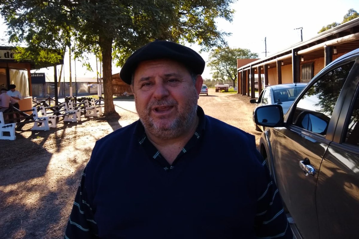 H&eacute;ctor Reniero preside la SRA, en Chajar&iacute;.