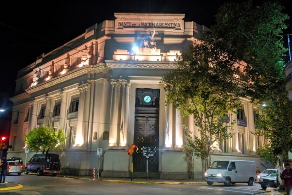 La sucursal Concordia, frente a la plaza principal