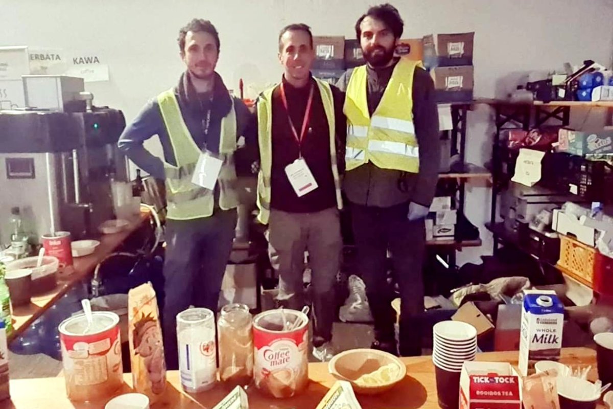 Talermann (en el medio) con otros dos voluntarios