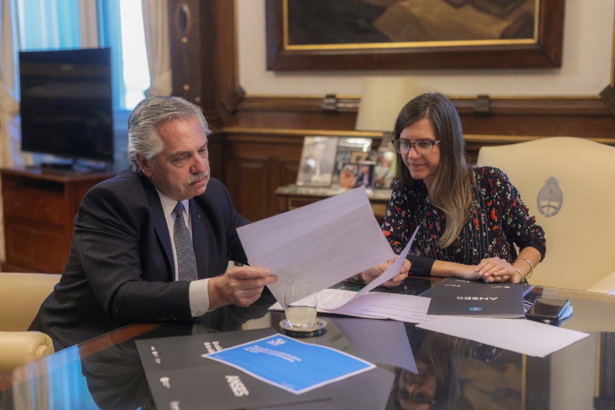 Alberto Fern&aacute;ndez con Fernanda Raverta.