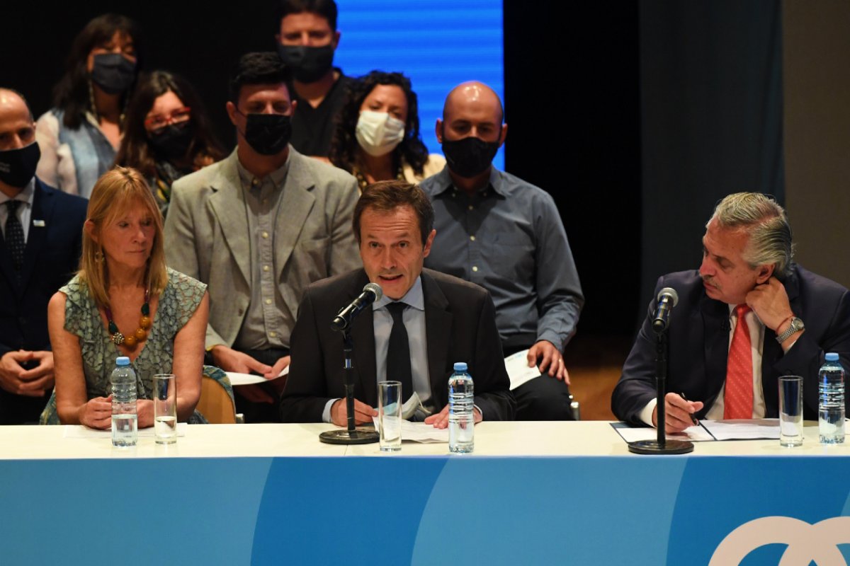 B&eacute;liz habl&oacute; del tema con el presidente a su lado.