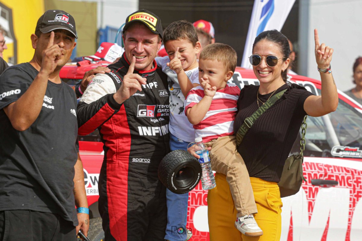 Werner y familia, celebran su victoria.