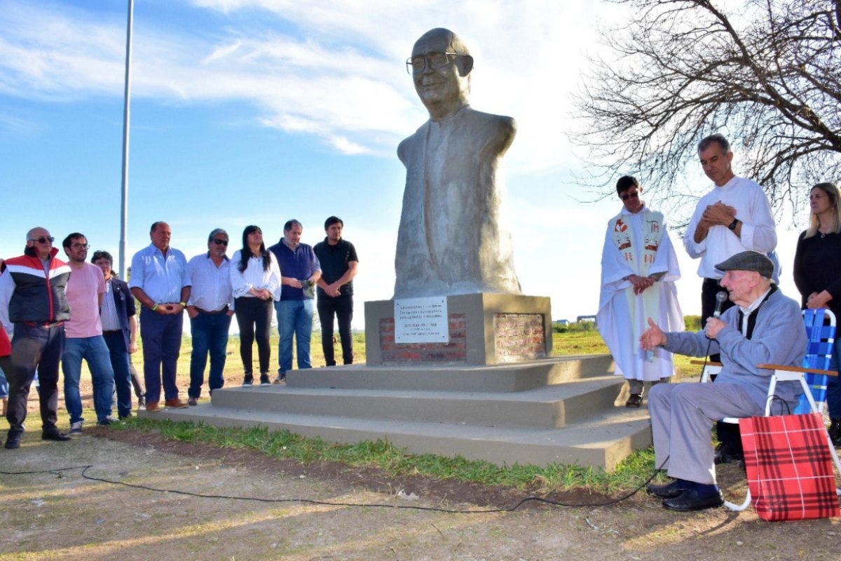 La escultura est&aacute; en Alvear y Giuliani.