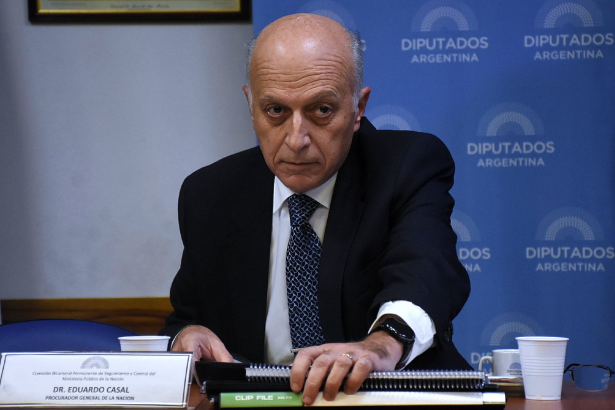 Casal, a favor de que se hago lugar al amparo.