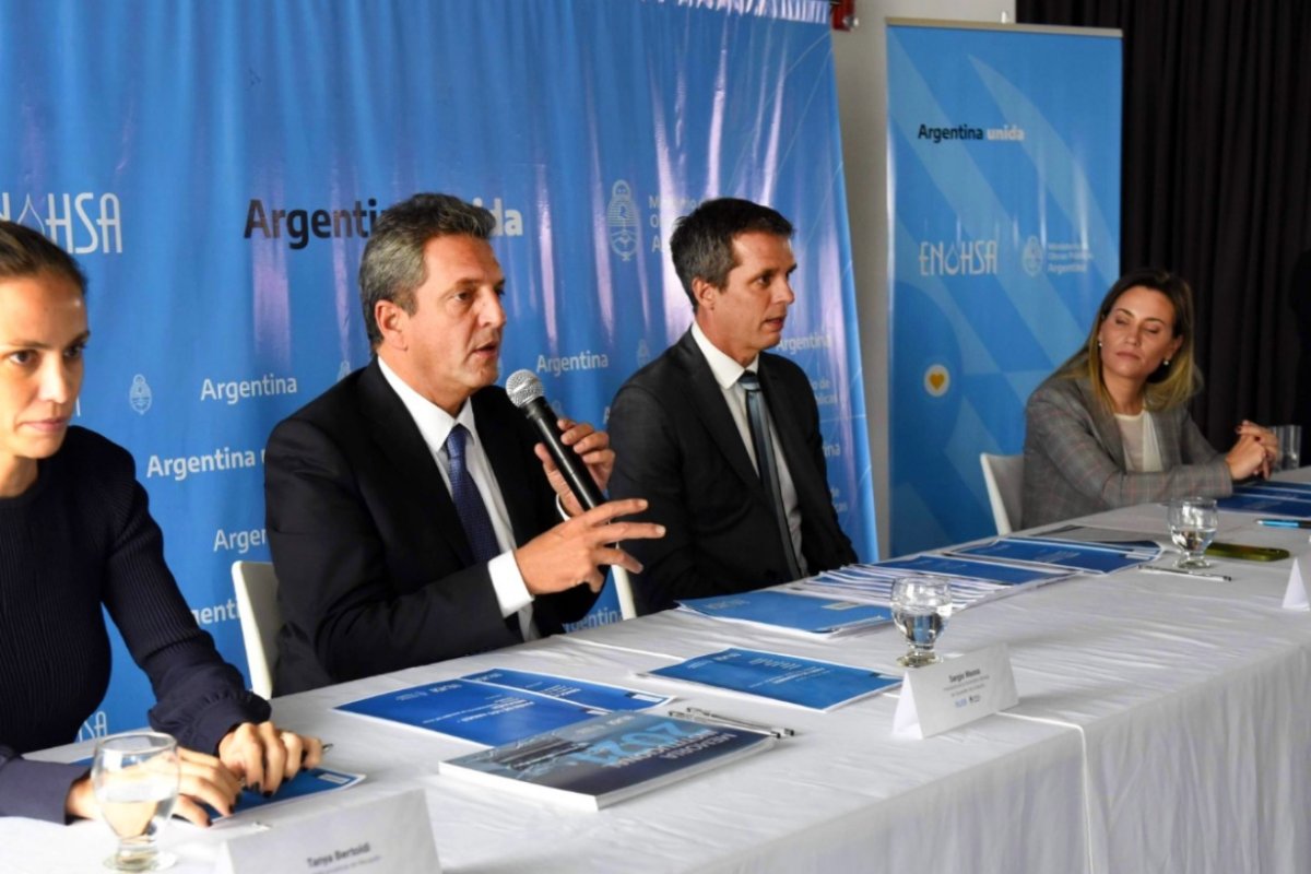 En la misma mesa: Massa junto a Cresto.