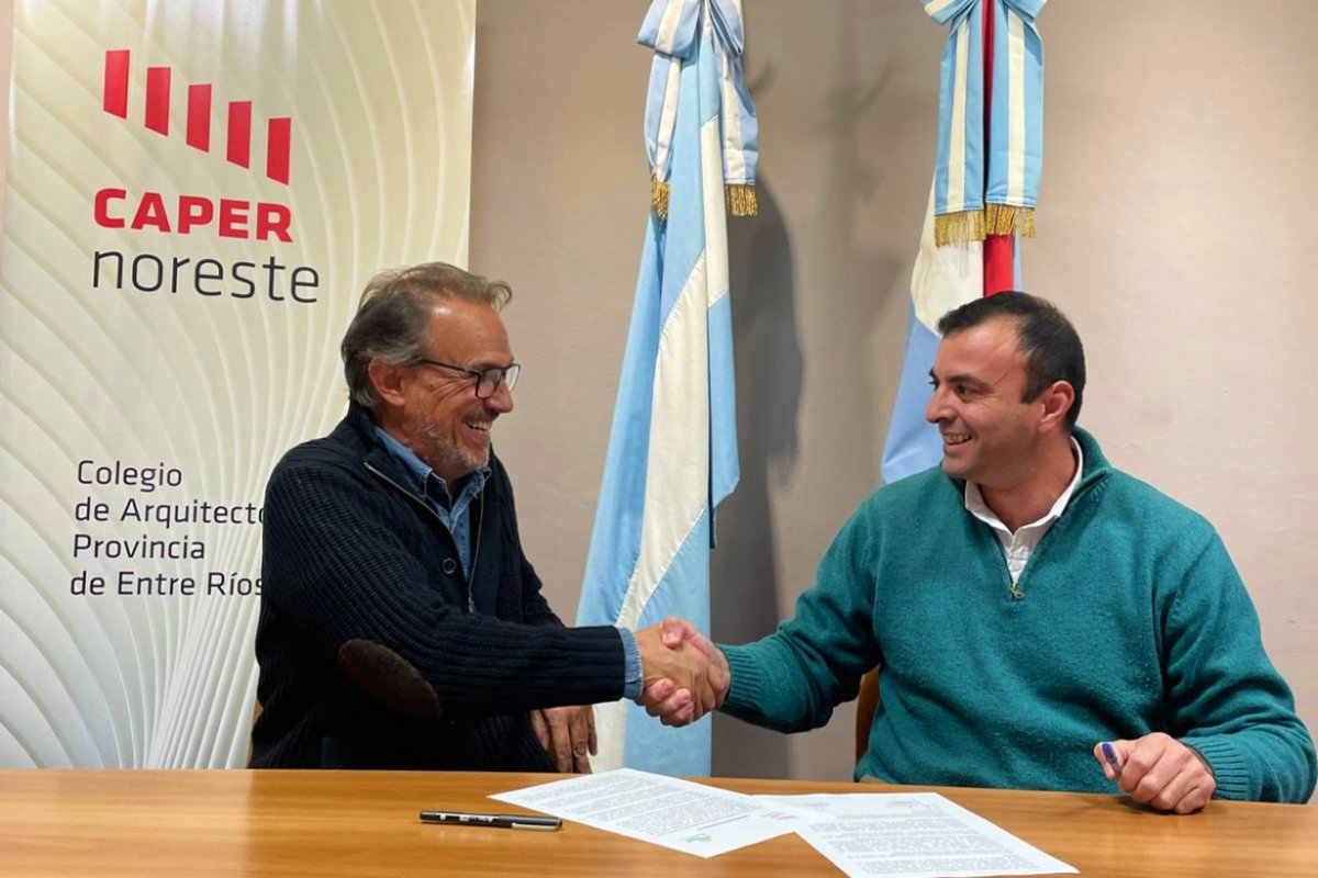Bollini y el intendente Ben&iacute;tez, en sede de CAPER.