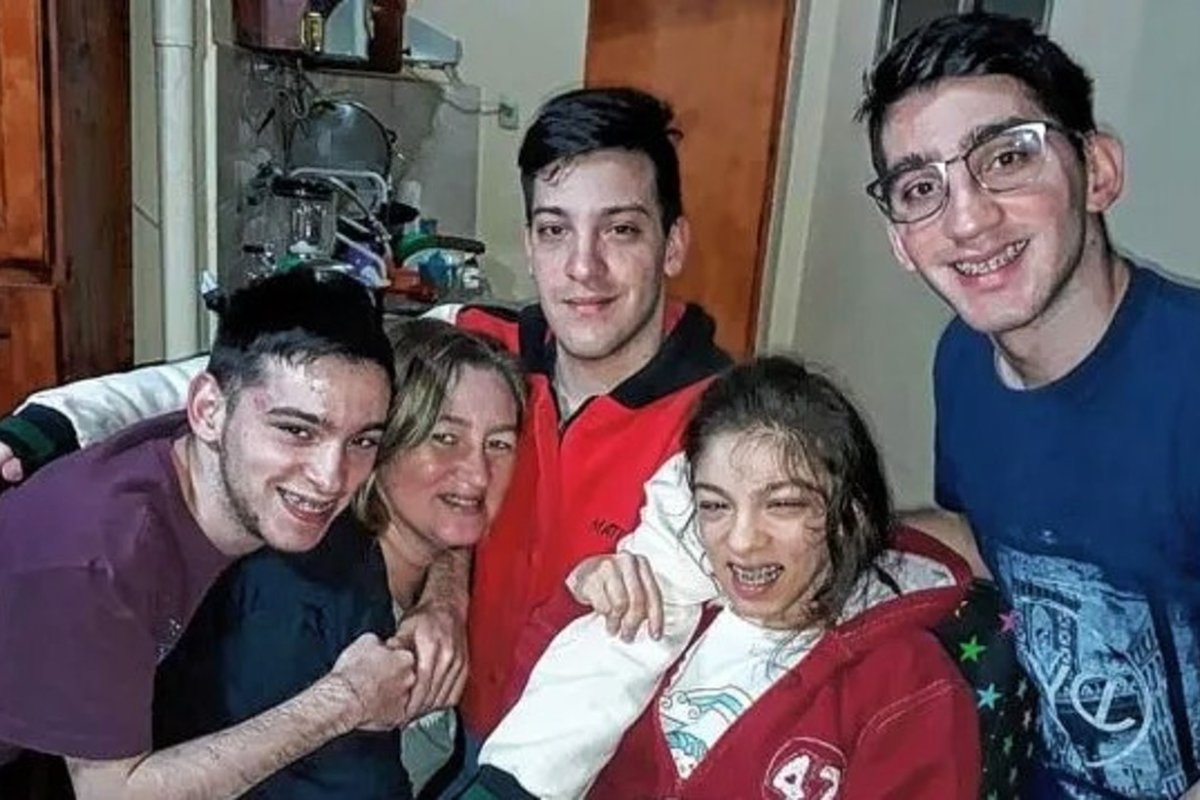 Los cuatrillizos juntos a su mam&aacute;, Rosario