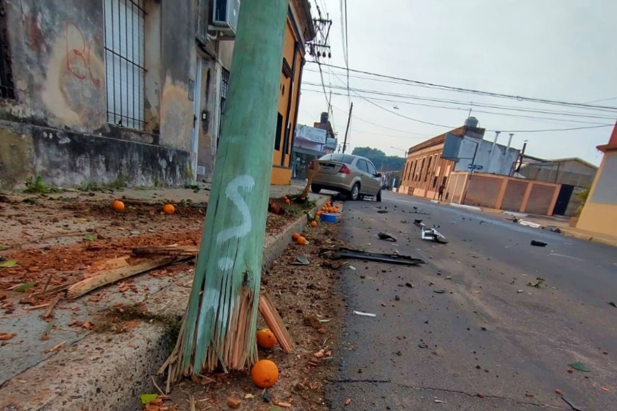 As&iacute; qued&oacute; el poste, con el Fiesta detr&aacute;s.