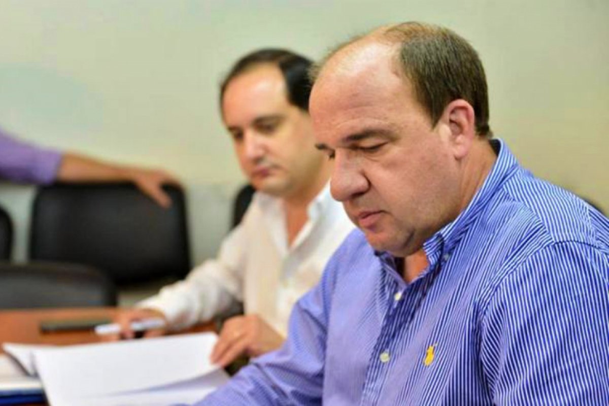 El diputado junta firmas de apoyo a su iniciativa.