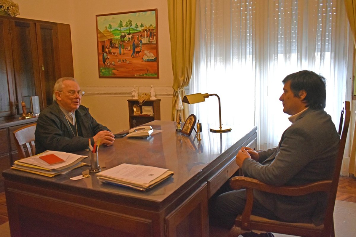 El obispo recibi&oacute; al funcionario municipal.