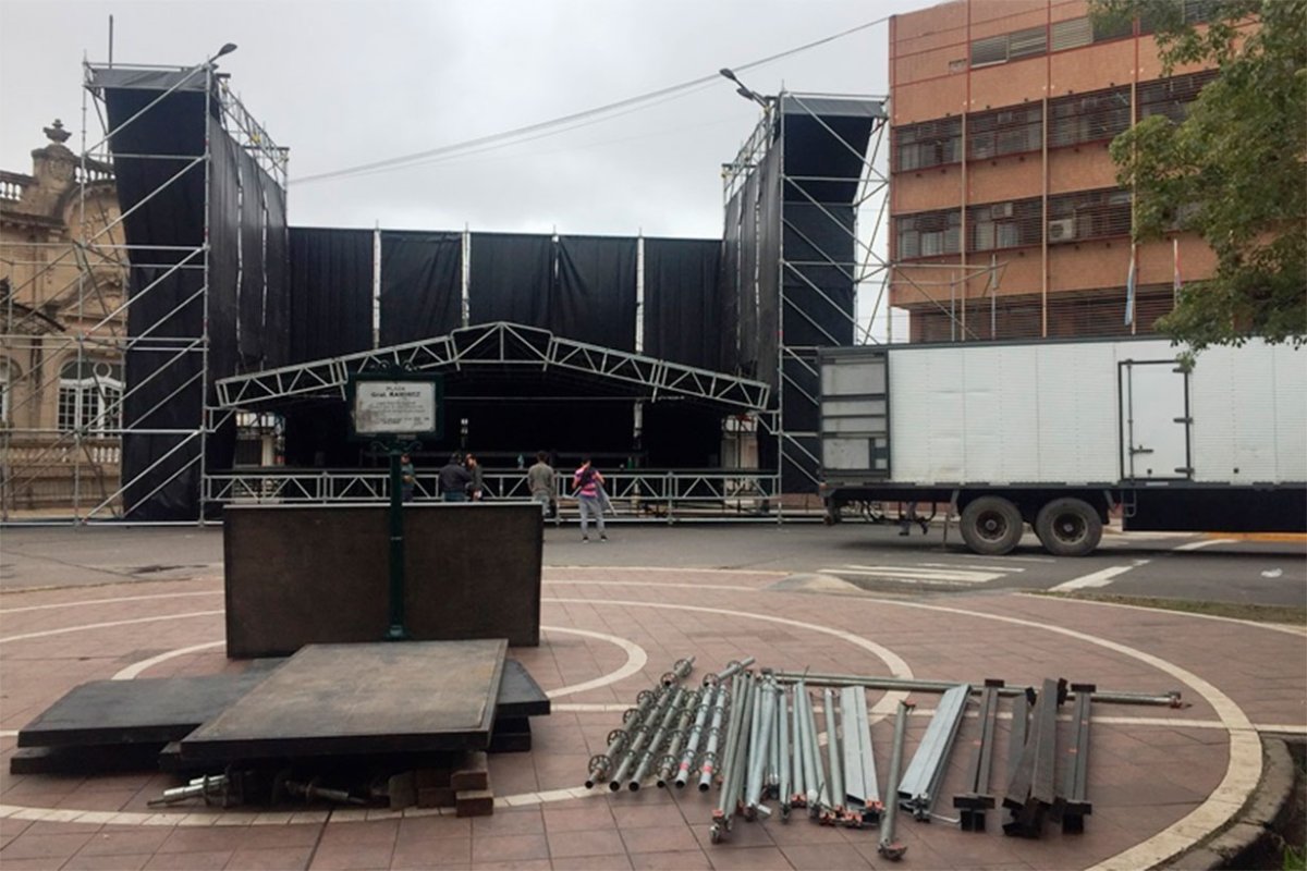 Ayer armaron el escenario para la fiesta