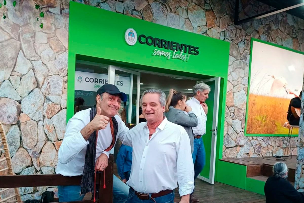 De fondo, el stand de Corrientes