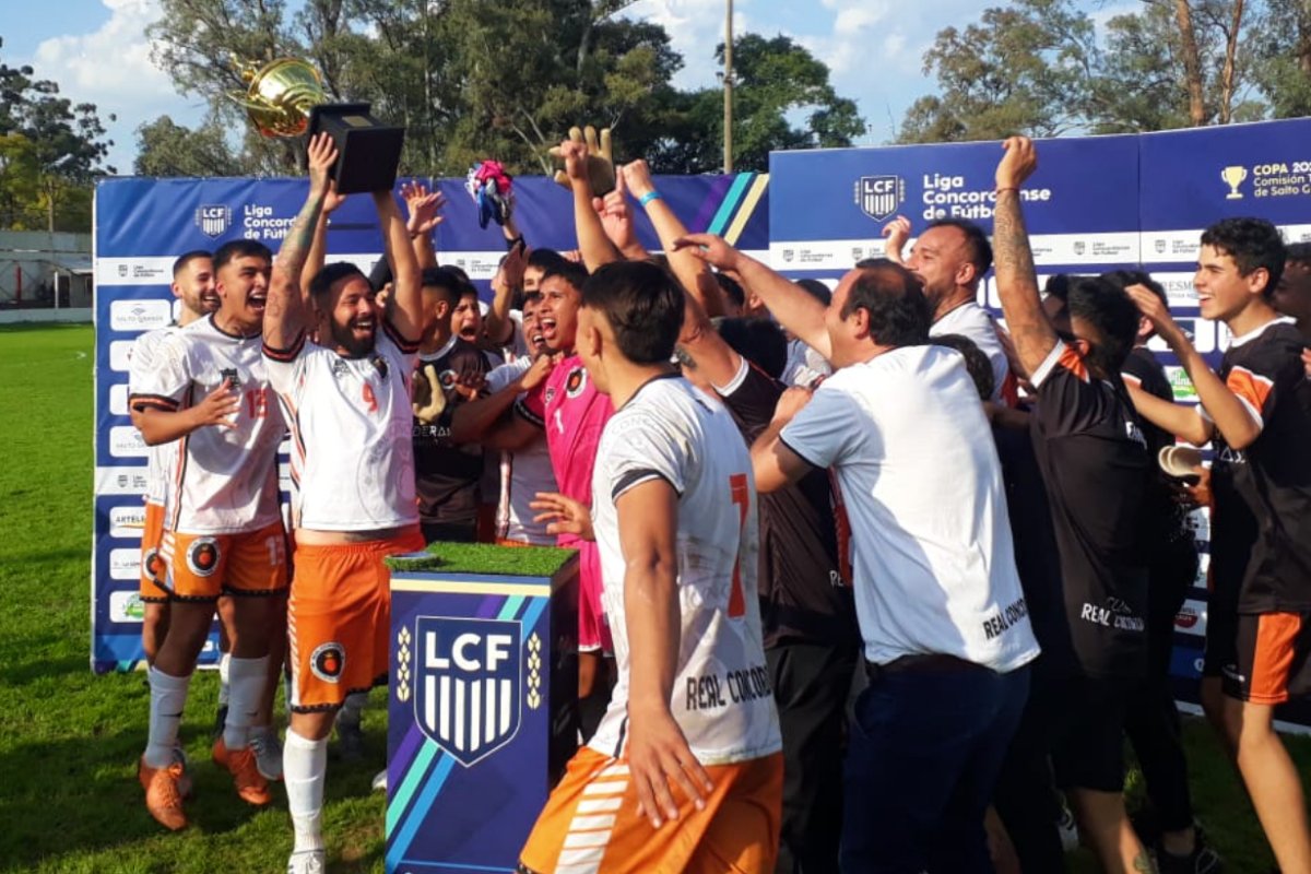 Ben&iacute;tez con la copa (foto: Mauricio Solis).