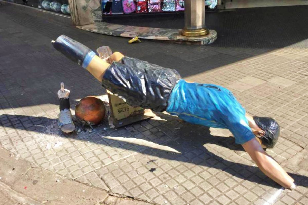 As&iacute; qued&oacute; la estatua ubicada en calle Uruguay.