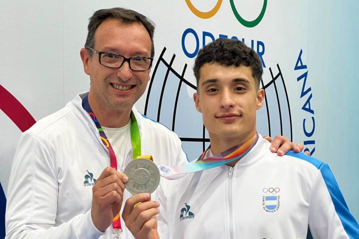 Entrenador y disc&iacute;pulo, con la medalla.