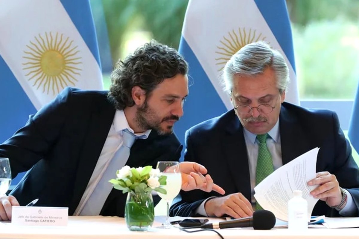 Fern&aacute;ndez junto a Cafiero discuten el recambio